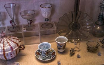 Verre de Murano, Calice, verre, tasse et soucoupe en Lattimo, plateau, flacon en forme de souris et coupelle, XVII-XVIIIe siècle,
