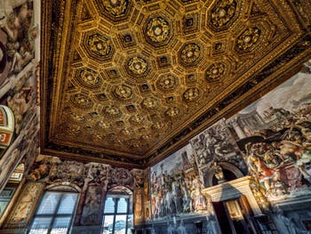 Benedetto et Giuliano da Maiano, le plafond à caisson de la salle des Audiences du Palazzo Vecchio à Florence en Italie