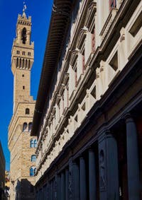 La tour Arnolfo du Palazzo Vecchio, vue depuis les Uffizi, la Galerie des Offices à Florence en Italie