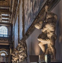 Sculptures de Michel-Ange et Vincenzo de Rossi dans la salle des Cinq Cents, dei Cinquecento, du Palazzo Vecchio à Florence