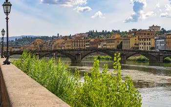 Le pont alla Carraia sur l'Arno et la rive de l'Oltrarno à Florence en Italie