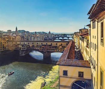Le corridor Vasari qui longe les quais depuis la galerie des Offices, puis passe sur le Ponte Vecchio pour arriver au Palazzo Pitti, à Florence en Italie