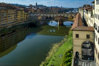 Le Corridor Vasari et le Ponte Vecchio sur l'Arno à Florence en Italie