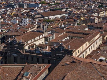 L'église San Filippo Neri et le Palazzo di San Firenze vus depuis la Tour Arnolfo du Palazzo Vecchio à Florence en Italie