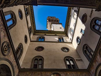 La tour Arnolfo du Palazzo Vecchio vue depuis la cour Michelozzo à Florence