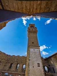 La tour Arnolfo du Palazzo Vecchio vue depuis la cour Michelozzo à Florence