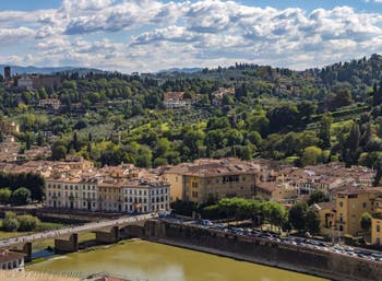 L'Arno et le Pont alle Grazie vus depuis la Tour Arnolfo du Palazzo Vecchio à Florence en Italie