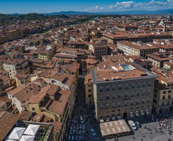 La Piazza della Signoria et l'Arno vus depuis la Tour Arnolfo du Palazzo Vecchio à Florence en Italie