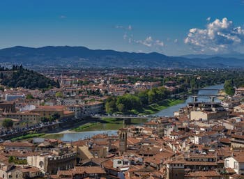 L'Arno et ses ponts vus depuis la Tour Arnolfo du Palazzo Vecchio à Florence en Italie