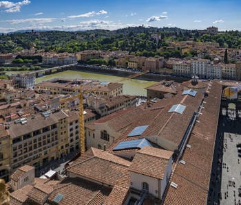 Les Uffizi, la galerie des Offices vus depuis la Tour Arnolfo du Palazzo Vecchio à Florence en Italie
