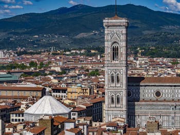 Le Baptistère et le Campanile de Giotto vus depuis la tour Arnolfo du Palazzo Vecchio, à Florence en Italie
