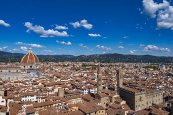 Le Duomo, la Badia Fiorentina et le Bargello vus depuis la Tour Arnolfo du Palazzo Vecchio à Florence en Italie