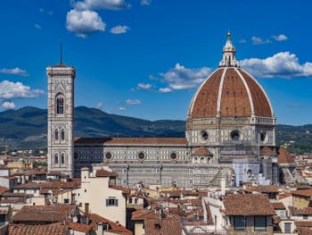 Le Campanile de Giotto et la cathédrale Santa Maria del Fiore vus depuis la tour Arnolfo du Palazzo Vecchio, à Florence en Italie