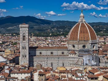 Le Campanile de Giotto et la cathédrale Santa Maria del Fiore vus depuis la tour Arnolfo du Palazzo Vecchio, à Florence en Italie