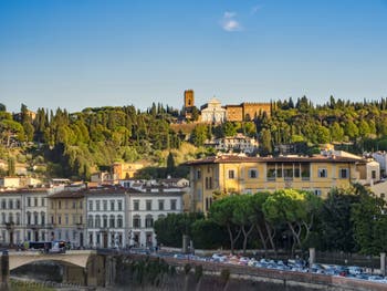 L'Arno et l'église San Miniato al Monte vus depuis la Tour Arnolfo du Palazzo Vecchio à Florence en Italie