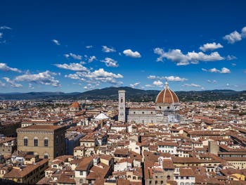 Orsanmichele, le campanile de Giotto et la cathédrale Santa Maria del Fiore vus depuis la tour Arnolfo du Palazzo Vecchio, à Florence en Italie