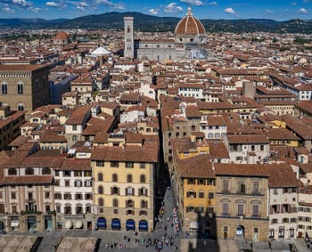 Orsanmichele, la Piazza de la Signoria, le Campanile et la cathédrale Santa Maria del Fiore vus depuis la tour Arnolfo du Palazzo Vecchio, à Florence en Italie