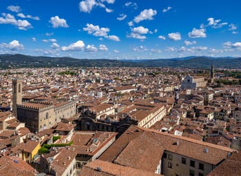 Le Palais musée du Bargello et la Basilique de Santa Croce vue depuis la Tour Arnolfo du Palazzo Vecchio à Florence Italie
