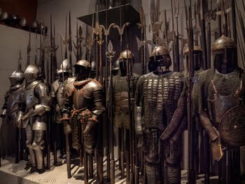 La Salle d'Armes : Armures, mousquets, épées, hallebardes et casques, au Musée Poldi Pezzoli à Milan Italie