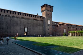 La cour des armes et la tour Bona di Savoia du Château Sforza à Milan en Italie