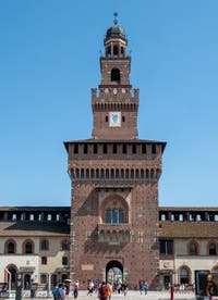 La cour des armes et la tour Filarete du Château Sforza à Milan en Italie
