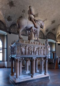 Monument funéraire de Barnabé Visconti par Bonino da Campione au Château Sforza de Milan