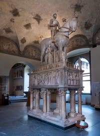 Monument funéraire de Barnabé Visconti par Bonino da Campione au Château Sforza de Milan