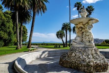 La fontaine du belvédère du palais royal Capodimonte et la vue sur la baie de Naples
