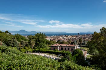 Les jardins du belvédère du palais royal Capodimonte et la vue sur la baie de Naples