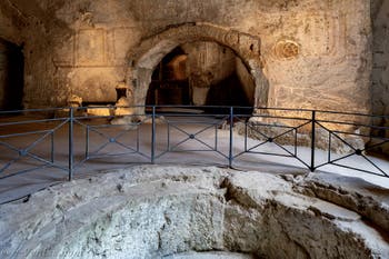 Fonts baptismaux de l'évêché de Paul II, catacombes de San Gennaro à Naples en Italie