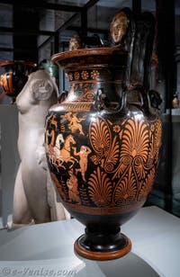 Cratère apulien à volutes, à figures rouges, Apothéose d'Hercule, scène de komos dionysiaque, Gallerie d'Italia Zevallos à Naples en Italie