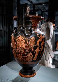 Cratère apulien à volutes, à figures rouges, Apothéose d'Hercule, scène de komos dionysiaque, Gallerie d'Italia Zevallos à Naples en Italie