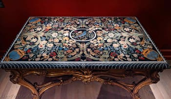 Table avec des oiseaux et des motifs végétaux, Gallerie d'Italia Zevallos à Naples en Italie