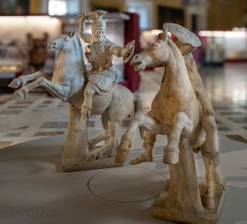 Cavalier cuirassé et amazone mourante, collection Farnèse, musée archéologique de Naples en Italie