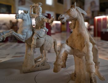 Cavalier cuirassé et amazone mourante, collection Farnèse, musée archéologique de Naples en Italie