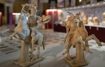 Cavalier cuirassé et amazone mourante, collection Farnèse, musée archéologique de Naples en Italie