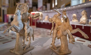 Cavalier cuirassé et amazone mourante, collection Farnèse, musée archéologique de Naples en Italie