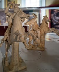 Cavalier cuirassé et amazone mourante, collection Farnèse, musée archéologique de Naples en Italie