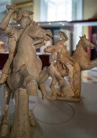 Cavalier cuirassé et amazone mourante, collection Farnèse, musée archéologique de Naples en Italie