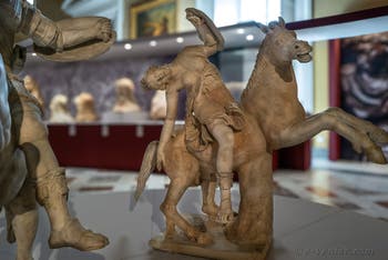Cavalier cuirassé et amazone mourante, collection Farnèse, musée archéologique de Naples en Italie