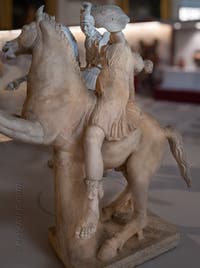 Cavalier cuirassé et amazone mourante, collection Farnèse, musée archéologique de Naples en Italie