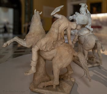 Cavalier cuirassé et amazone mourante, collection Farnèse, musée archéologique de Naples en Italie
