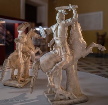 Cavalier cuirassé et amazone mourante, collection Farnèse, musée archéologique de Naples en Italie