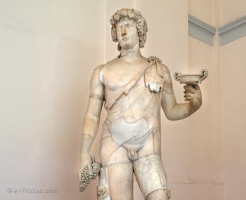 Antinoüs-Bacchus, Collection Farnèse, musée archéologique de Naples en Italie