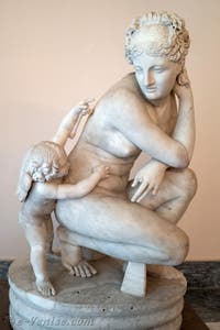 Aphrodite Vénus accroupie avec Cupidon, collection Farnèse, musée archéologique de Naples