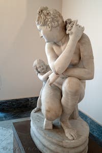 Aphrodite Vénus accroupie avec Cupidon, collection Farnèse, musée archéologique de Naples