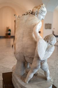 Aphrodite Vénus accroupie avec Cupidon, collection Farnèse, musée archéologique de Naples