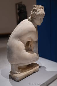 Aphrodite Vénus accroupie, collection Farnèse, musée archéologique de Naples en Italie