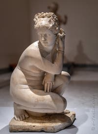 Aphrodite Vénus accroupie, collection Farnèse, musée archéologique de Naples en Italie