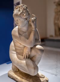 Aphrodite Vénus accroupie, collection Farnèse, musée archéologique de Naples en Italie